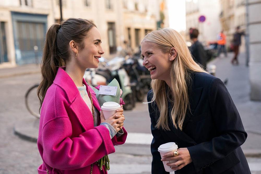 لی لی کالینز و کامیل رزات در نمایی از سریال تلویزیونی «امیلی در پاریس» (Emily in Paris)